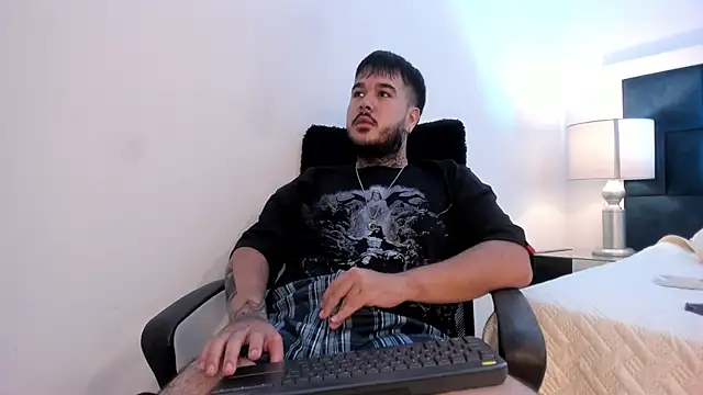 DanteBlossom: διαδικτυακό σόου στην κάμερα