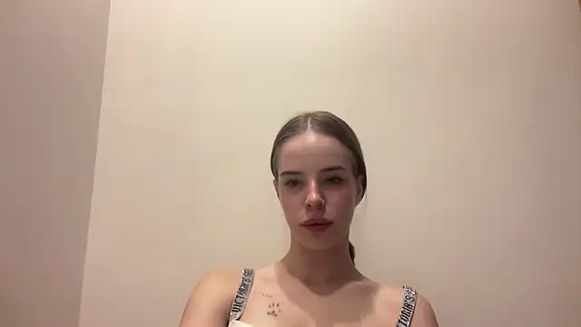 Moonveil_'s Live XXX Chat