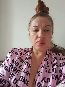 KiraXTender Chat XXX in diretta
