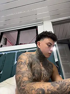צ'אט XXX בשידור חי של KevinSanchez420