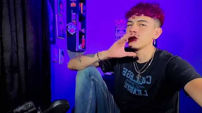 XXX chat uživo modela MikeyKuro