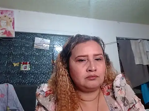 Perla1981-- live XXX chat