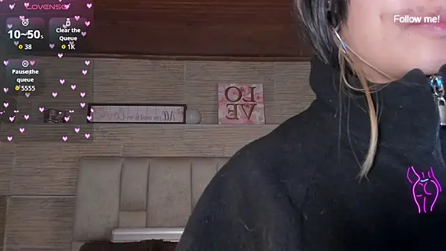 צ'אט XXX בשידור חי של mia_devine_