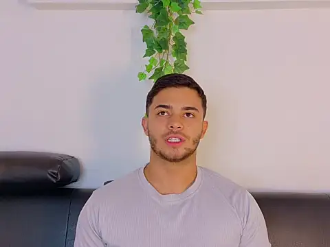 Chatroom XXX en direct de TylerWest_