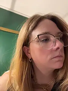 thatcutegirlwtheglasses 现场XXX聊天