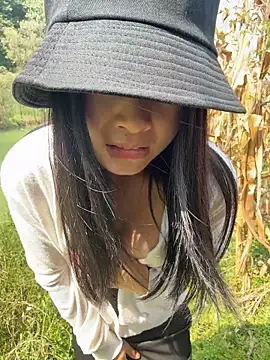 zqyaini 网络视讯表演