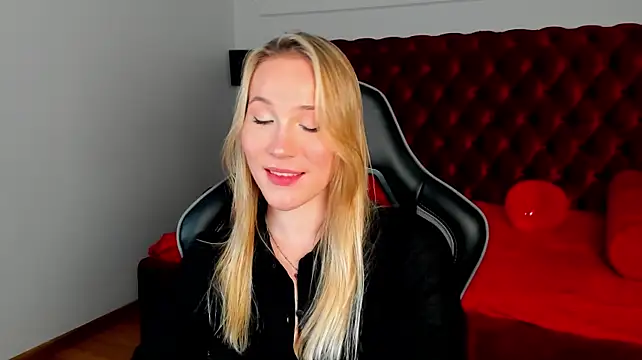 ElaraVoltage's Live XXX Chat