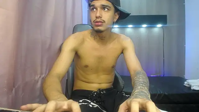 הופעת וובקאם של Tayson_Hot