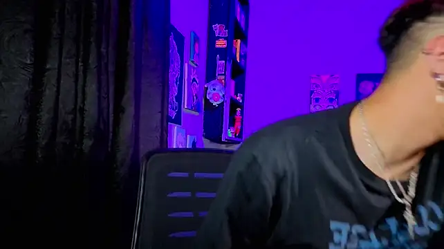 XXX chat uživo modela MikeyKuro