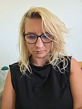 Chat +18 de KaylinJan ao vivo