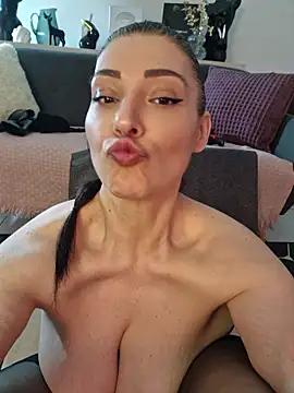 XXX chat uživo modela AryaSummersReal