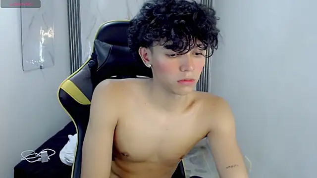 Chat XXX en directo de FUNNY_DICK_