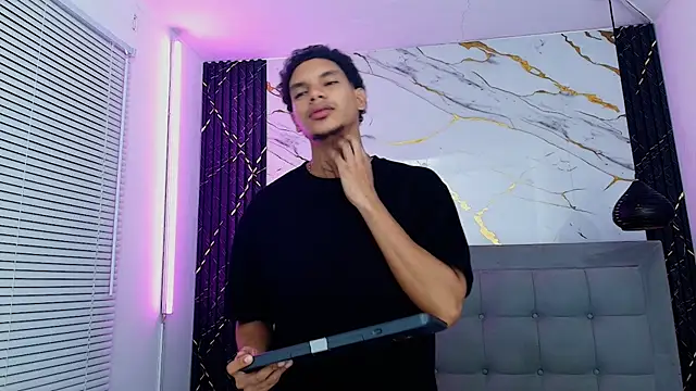 XXX chat uživo modela kai_storm77