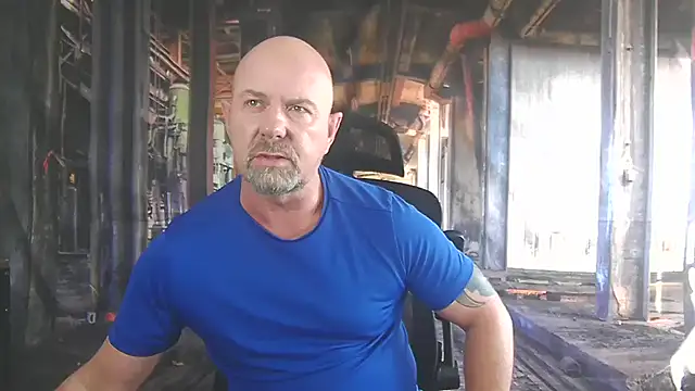 Pokazy przed kamerką – ManlyPrisonGuy