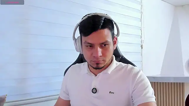 צ'אט XXX בשידור חי של Rick_Adams