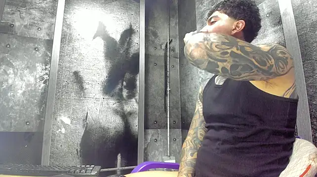 Chat +18 de Gury_tattoo ao vivo