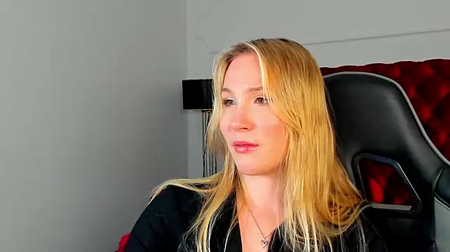 ElaraVoltage live XXX chat