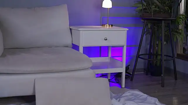 EvieVooss Adlı Modelin Canlı XXX Sohbeti