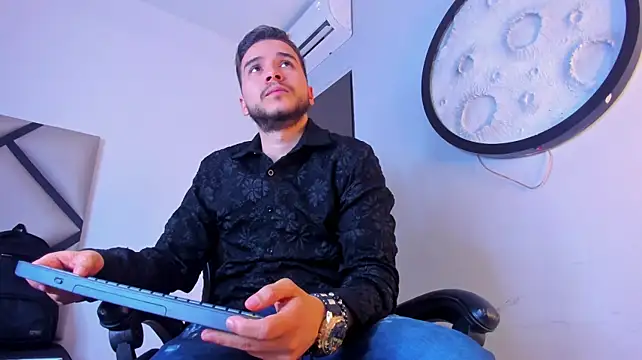 Mike_0012 Adlı Modelin Canlı XXX Sohbeti