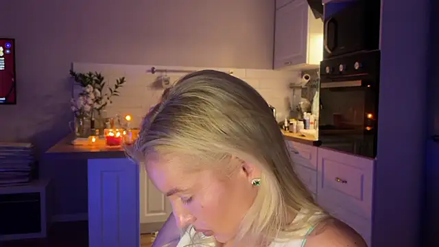MauiBee Live XXX Chat