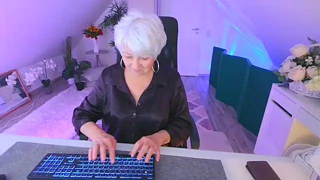 Chatroom XXX en direct de LovelyHelena