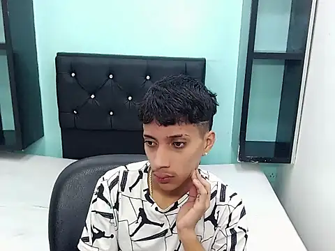 Chat +18 de brayan__hot__ ao vivo
