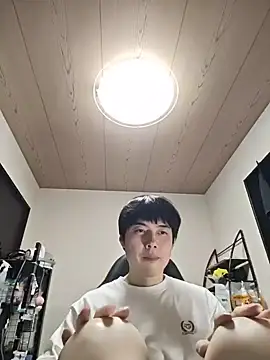 צ'אט XXX בשידור חי של whitebriefboy