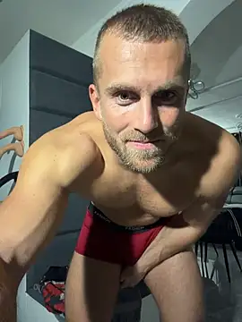 Johnytrain élő XXX-chatje