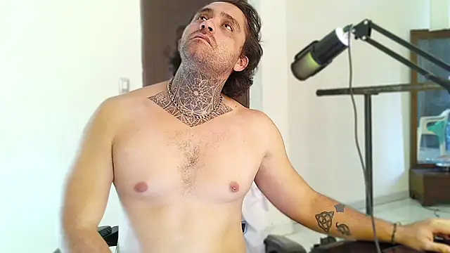 aronmiller404 Live XXX Chat