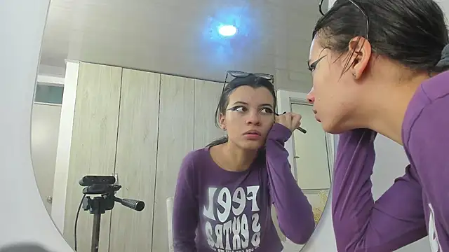 pinky_f00x's Live XXX Chat
