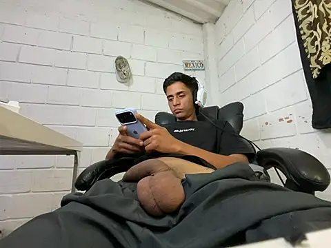 แชท XXX สดของ Max_TheHorseDick