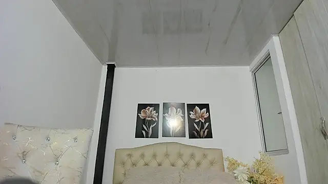 pinky_f00x's Live XXX Chat