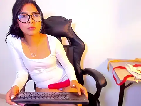 XXX chat uživo modela KensyRoseVs