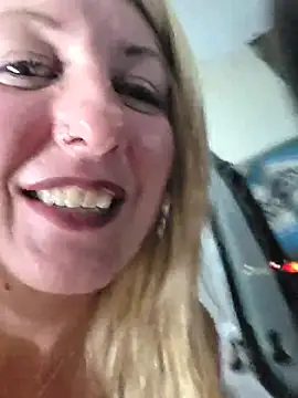 SheIsSomething – Live XXX-chat