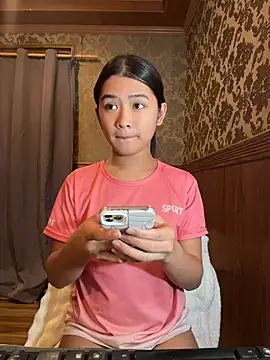 แชท XXX สดของ hugecock_molly