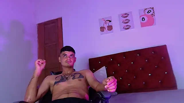 XXX chat uživo modela BuckAdams
