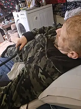 elliot371 live XXX chat