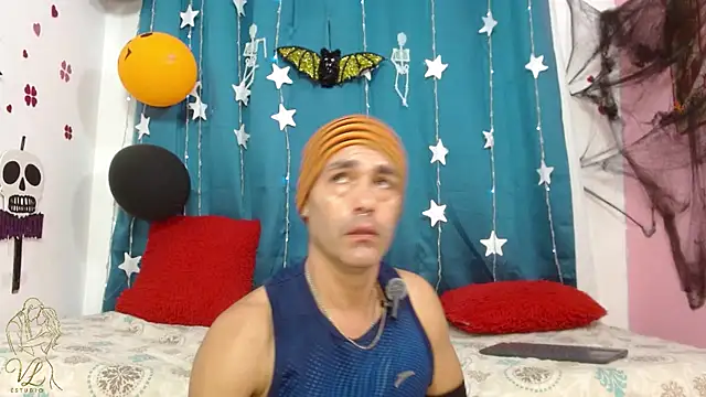 צ'אט XXX בשידור חי של james_fausto_storm