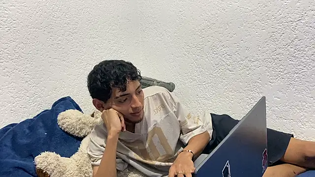 Chat +18 de Angel_o_silva ao vivo