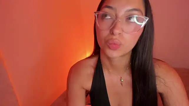 Megann_D Adlı Modelin Canlı XXX Sohbeti
