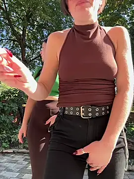 CherryBombs- élő XXX-chatje