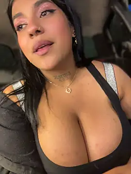 Nahomy-fire Adlı Modelin Canlı XXX Sohbeti