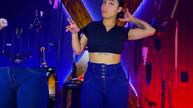 Aiiko_bdsm Chat XXX in diretta