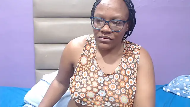 Chat XXX en directo de BustyMomo