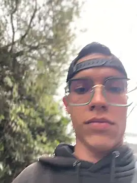 Andres_boy252 Adlı Modelin Canlı XXX Sohbeti