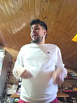 צ'אט XXX בשידור חי של CRATOS69