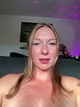 XXX chat uživo modela BunnyDiamond1