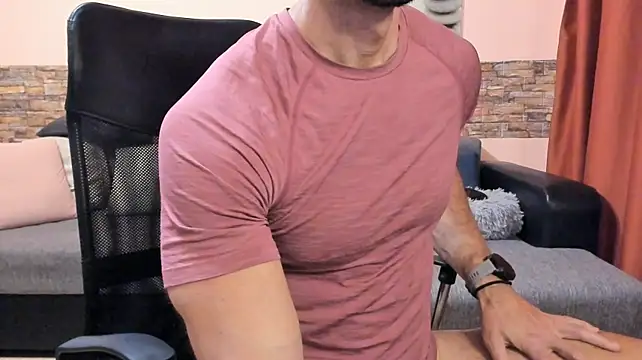 צ'אט XXX בשידור חי של HotHunkTrainer