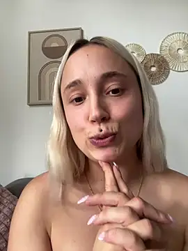 stelli_99 Adlı Modelin Canlı XXX Sohbeti