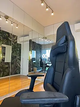 MileySin1111 Adlı Modelin Canlı XXX Sohbeti